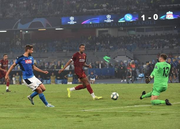 Cận cảnh 3 pha cứu thua như 'siêu nhân' của Adrian - Bóng Đá