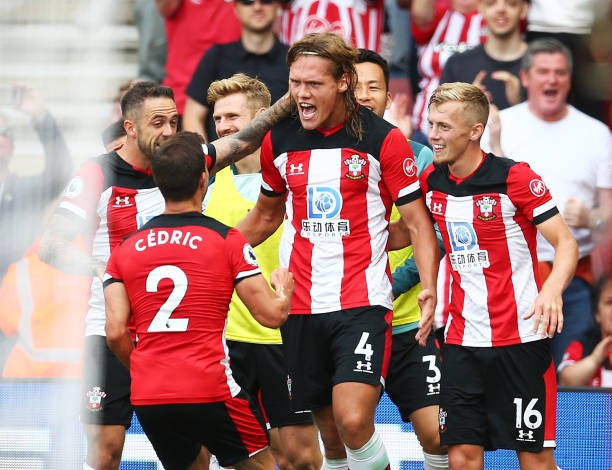 Trước khi phá lưới De Gea, Vestergaard đã làm điều 'đáng sợ' với trọng tài - Bóng Đá