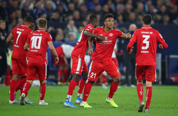 Vỡ òa phút 89, 'đối thủ cũ' của Quang Hải đưa Schalke lên hạng nhì - Bóng Đá