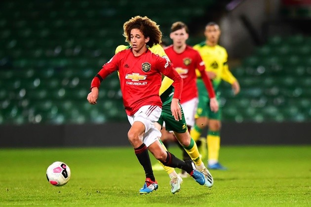 Hannibal Mejbri ‘taking the p***’ out of older Manchester United teammates in training - Bóng Đá