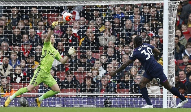 CHOÁNG! Thủ thành Arsenal nhanh như 