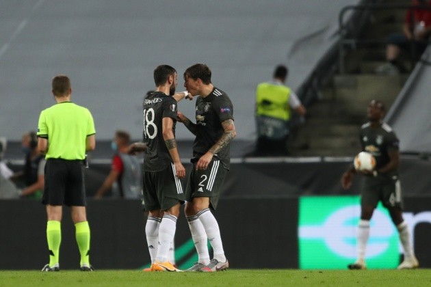 Victor Lindelof appears to call Bruno Fernandes a ‘son of a b****’ as Manchester United crash out of Europa League with defeat to Sevilla - Bóng Đá