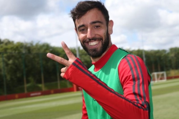 Phil Neville compares Bruno Fernandes to ex-Manchester United star Juan Sebastian Veron - Bóng Đá