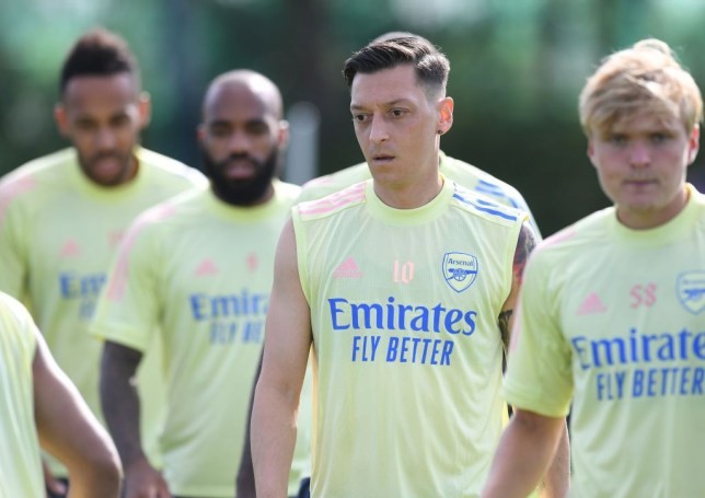 Tony Adams surprisingly defends Mesut Ozil and questions Arsenal boss Mikel Arteta - Bóng Đá