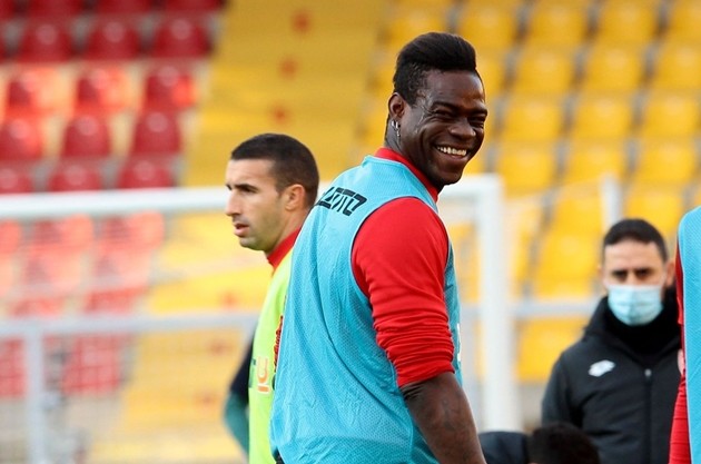 Balotelli bị CĐV chặn đường - Bóng Đá