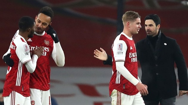 Robert Pires identifies “opportunity” for Arsenal due to Liverpool struggles - Bóng Đá