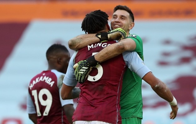 Emiliano Martínez is the third goalkeeper to keep a clean sheet in their first two Premier League appearances against a club they’ve previously appeared - Bóng Đá