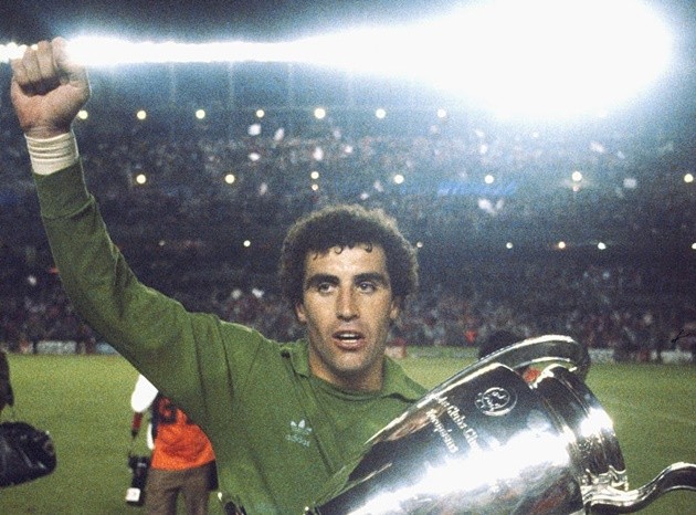 10 stars have played the most official matches in football history - Bóng Đá