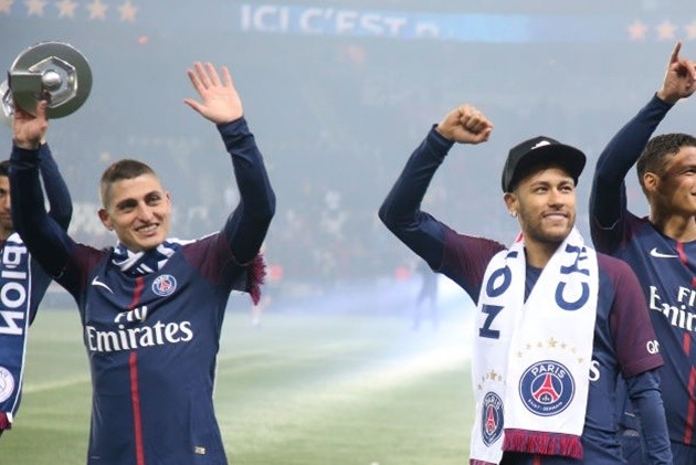 PSG star Marco Verratti smokes alongside Victoria’s Secret model Izabel Goulart on holiday in St Tropez - Bóng Đá
