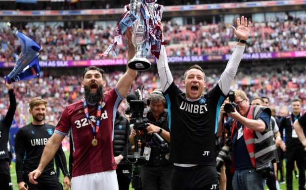 VILLA SIGN ENGELS - Bóng Đá