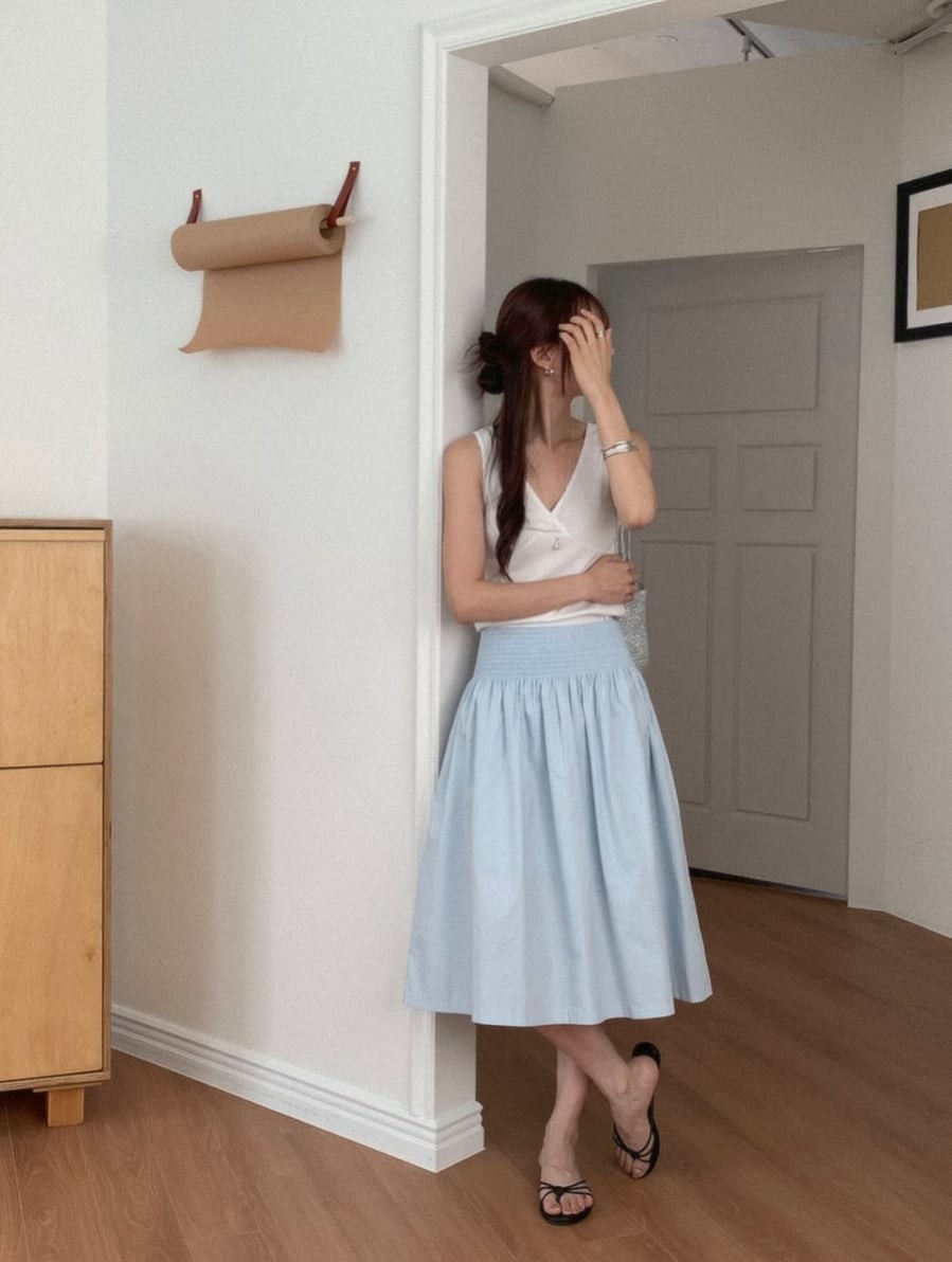 Sandal đế bệt là lựa chọn cân bằng giữa dép và giày, vừa mang lại sự thoáng mát vừa đảm bảo độ chắc chắn khi di chuyển.