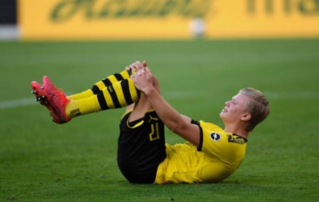 Dortmund striker Erling Haaland suffers minor knee injury after clash with referee - Bóng Đá