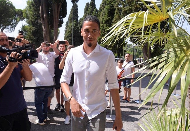 Ảnh: Smalling post 4 hình kỷ niệm với M.U lên Twitter, dấu hiệu không trở lại - Bóng Đá