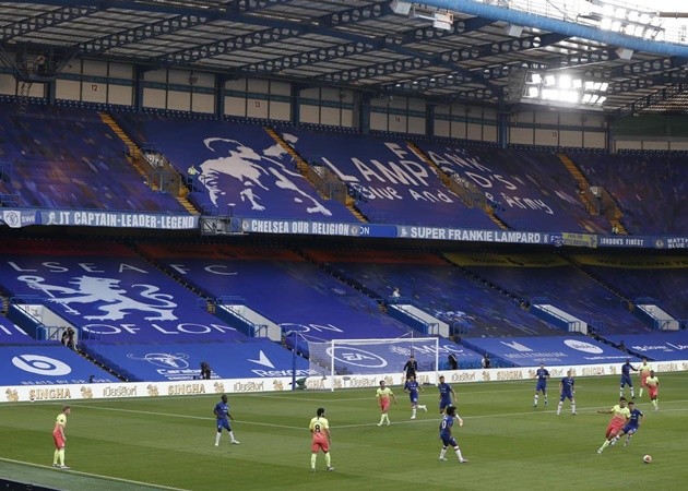 Fernandinho lĩnh thẻ đỏ, Man City cay đắng 'dâng cúp' cho Liverpool - Bóng Đá