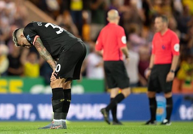 Jamie Redknapp slams Nicolas Otamendi as he claims the 'chemistry' - Bóng Đá