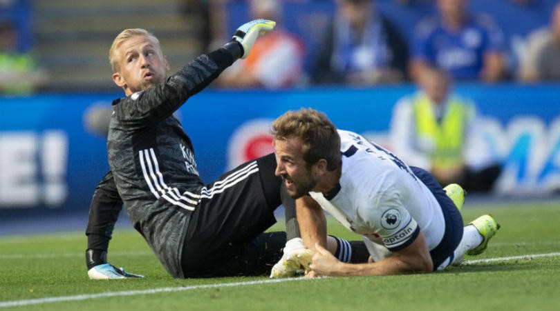 Hài hước! Harry Kane ra sân đi bóng và... vấp phải bàn thắng - Bóng Đá