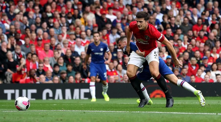 Manchester United's £80m signing Harry Maguire nips into Costa Coffee with his brother - Bóng Đá