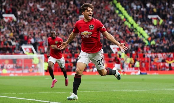 Ảnh phản ứng của Sir Alex trên khán đài - Bóng Đá