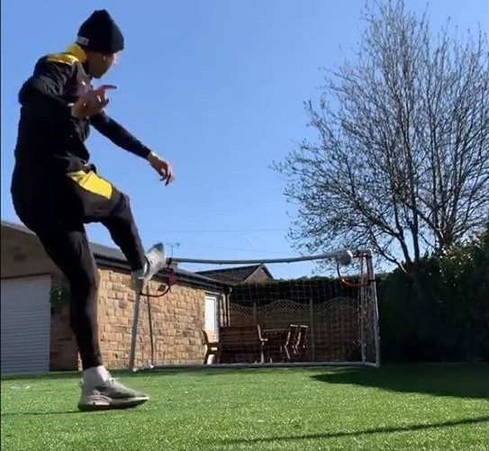 Harry Maguire tập sút vào góc chết tại nhà - Bóng Đá