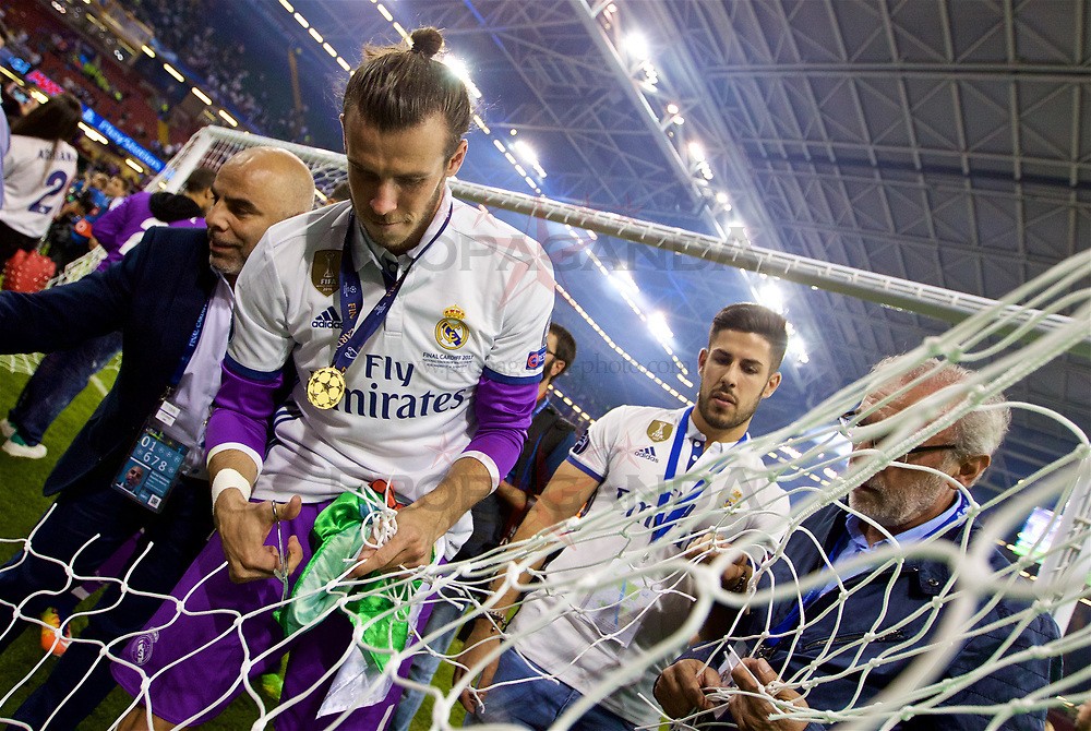 Pique cut the net - Bóng Đá