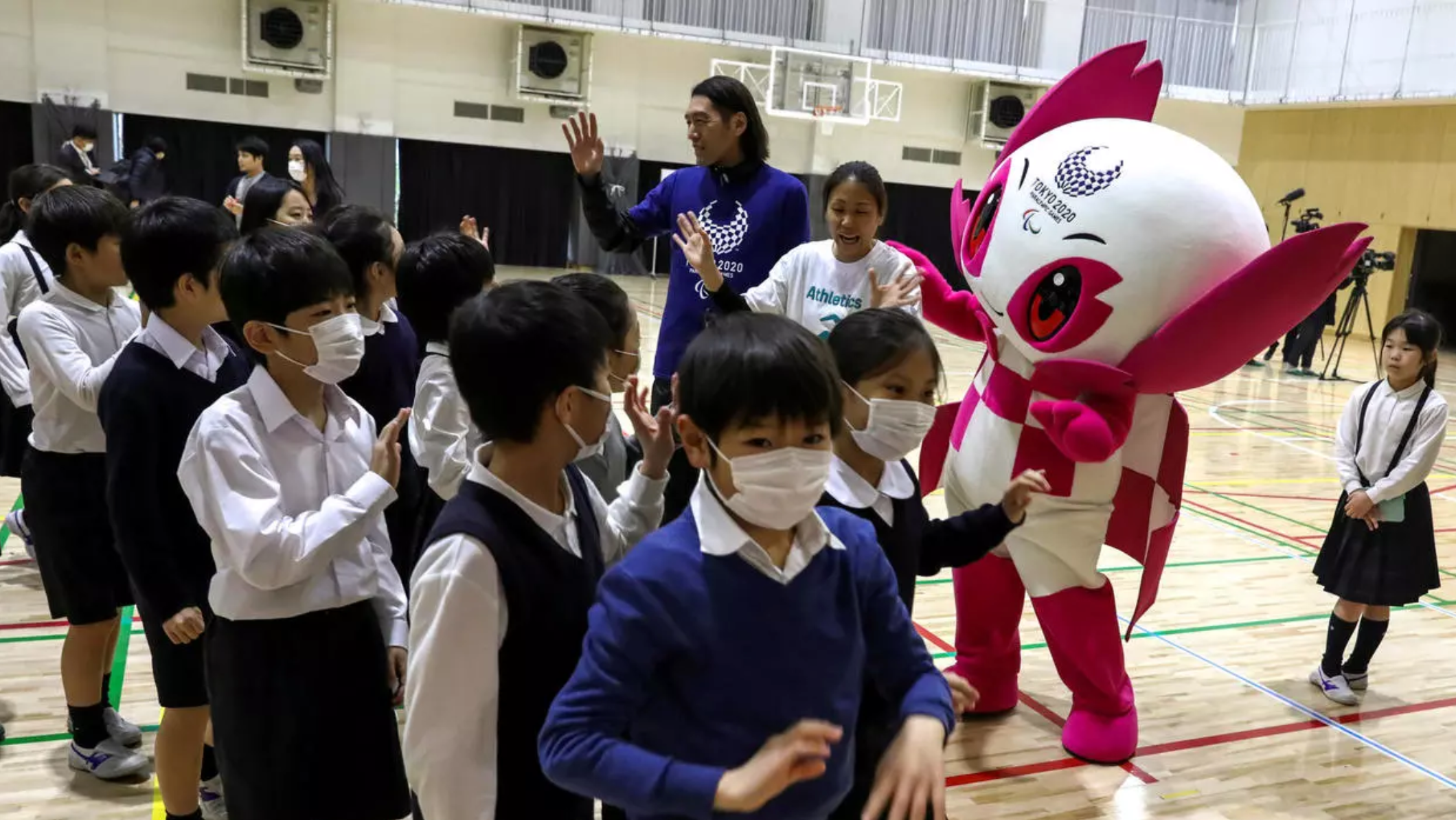 Iniesta's message about coronavirus: Pay attention to the instructions - Bóng Đá