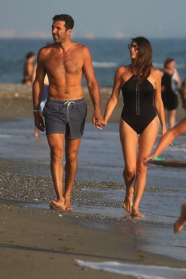 Clarence Seedorf, 44, shows off absolutely ripped beach body as AC Milan legend enjoys summer break - Bóng Đá