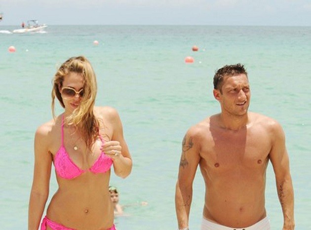 Totti reveals his first outing with Ilary: 'What a blow to Ferrari'. The PHOTOS when you wake up without veils go around the web - Bóng Đá