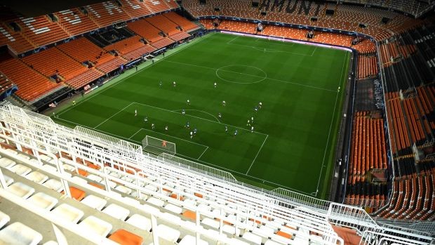 Khán giả tụ tập ngoài sân Valencia - Bóng Đá