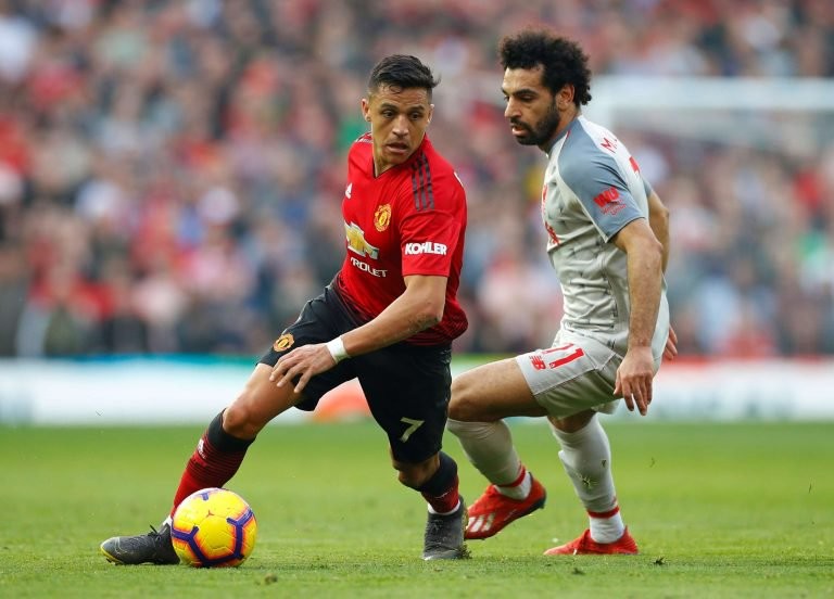 Man Utd outcast Alexis Sanchez spotted with new girlfriend - Bóng Đá
