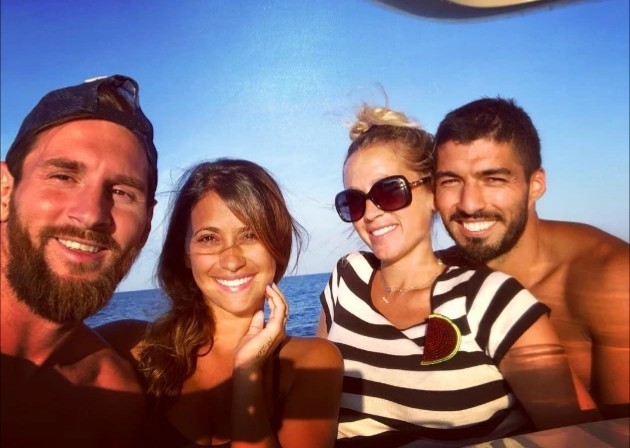 Suarez drove to Messi's mansion - Bóng Đá