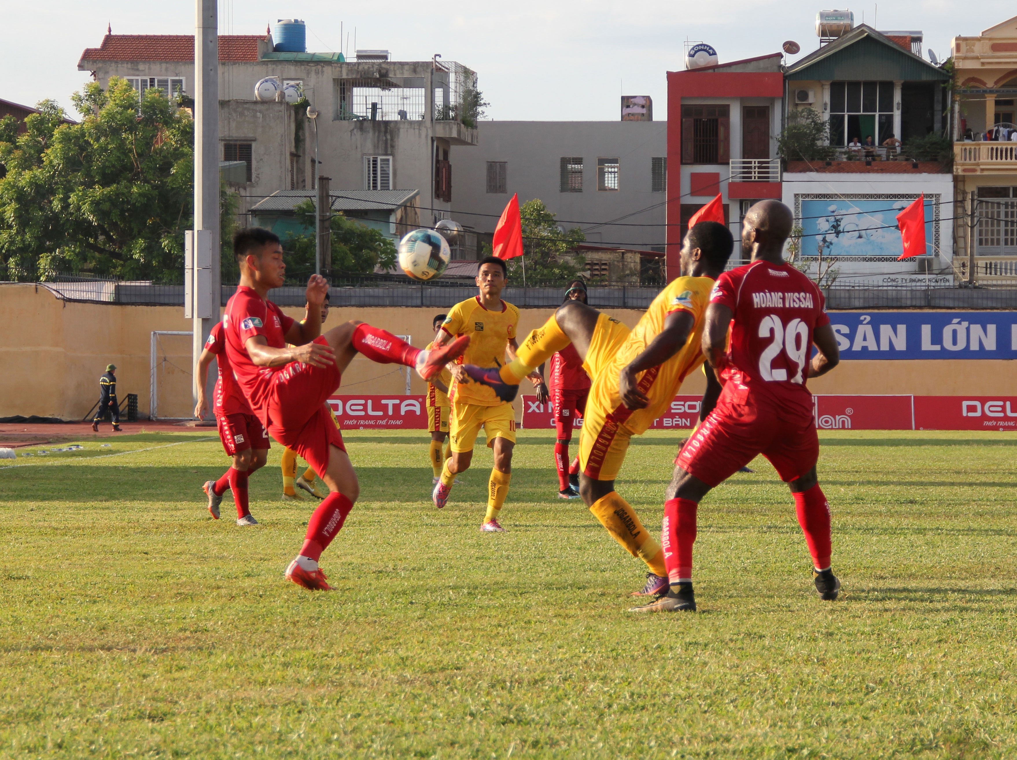 “Gà son” Rimario nhận thẻ đỏ, Thanh Hóa trắng tay trên sân nhà - Bóng Đá