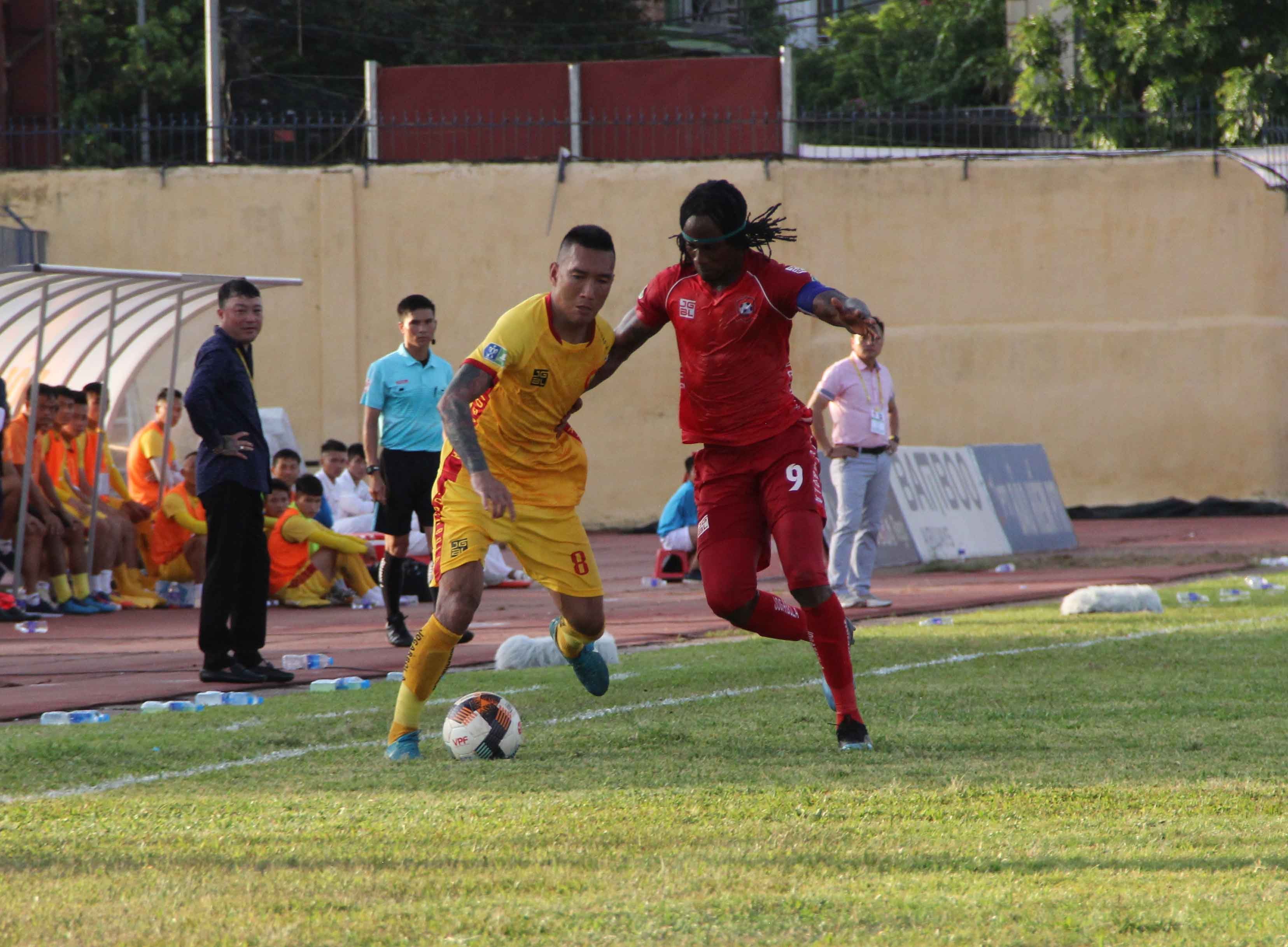 “Gà son” Rimario nhận thẻ đỏ, Thanh Hóa trắng tay trên sân nhà - Bóng Đá