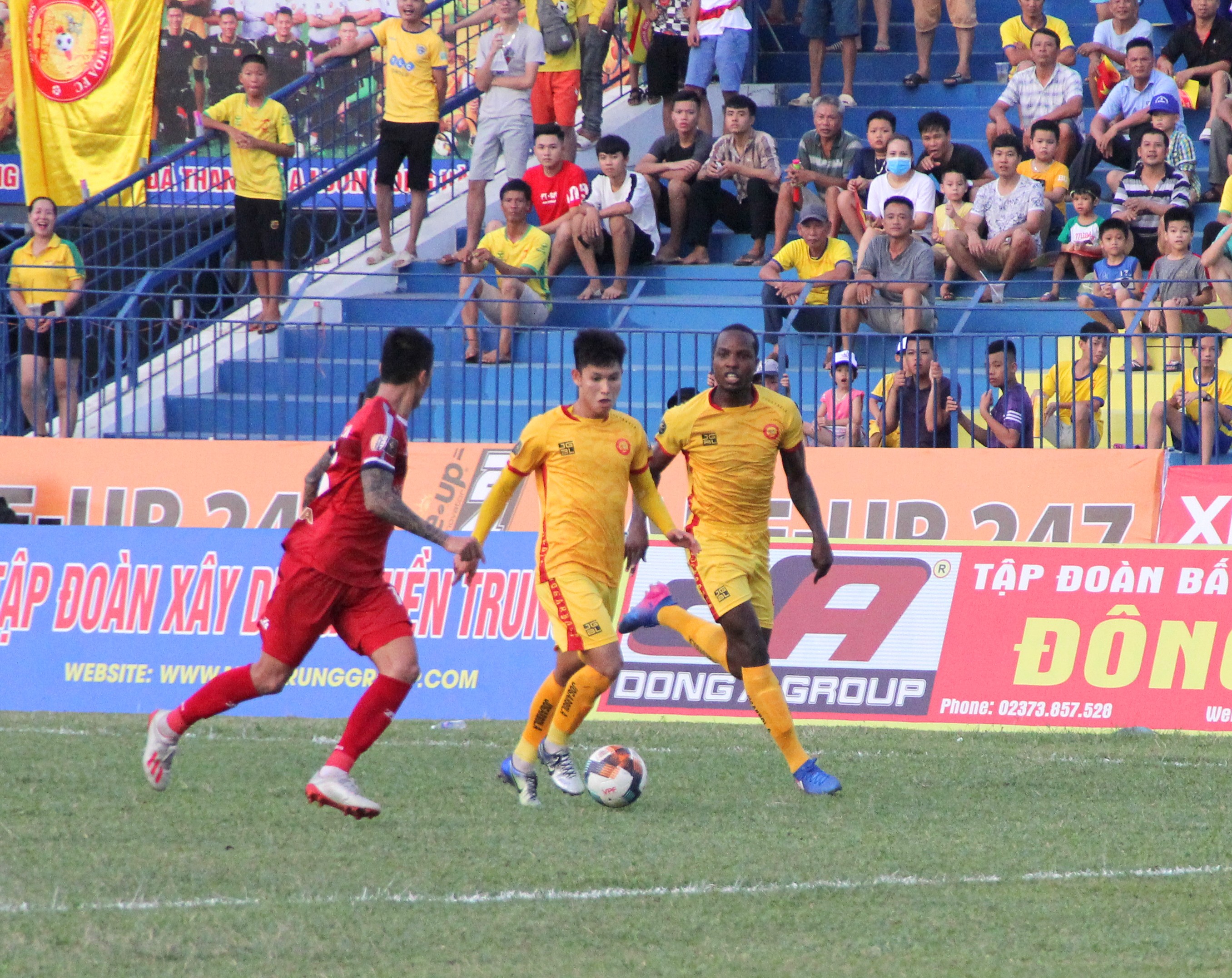 Ngược dòng ấn tượng Thanh Hóa cưa điểm với TP.HCM - Bóng Đá