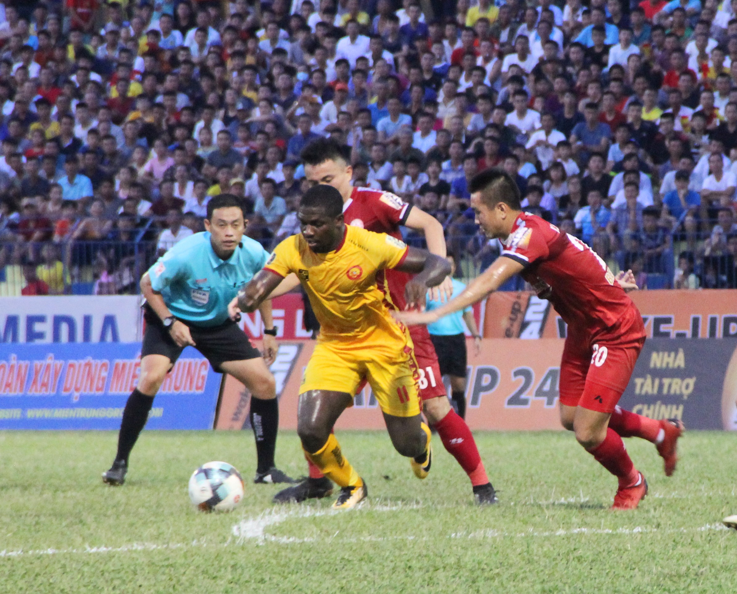 Ngược dòng ấn tượng Thanh Hóa cưa điểm với TP.HCM - Bóng Đá