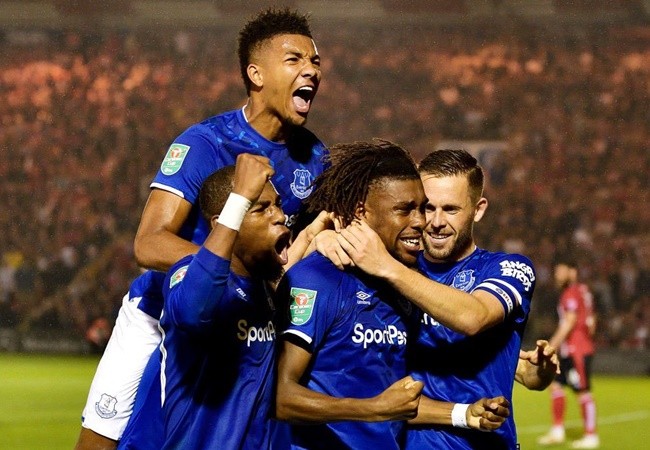 Ảnh: Iwobi ghi bàn cho Everton và chỉ lên Logo. Fan phản ứng - Bóng Đá