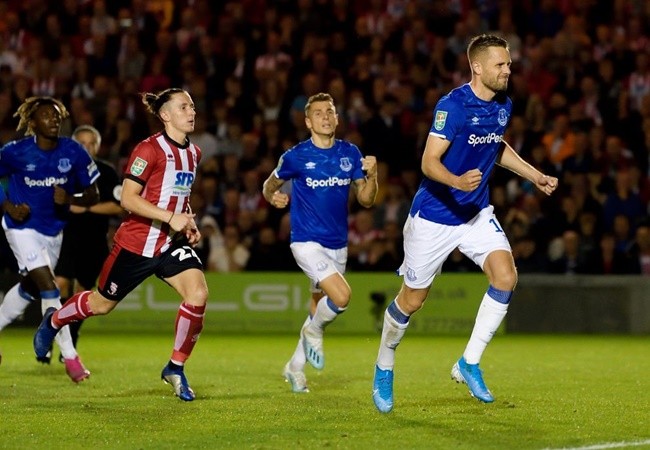 Ảnh: Iwobi ghi bàn cho Everton và chỉ lên Logo. Fan phản ứng - Bóng Đá