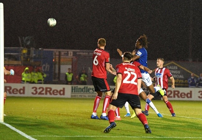 Ảnh: Iwobi ghi bàn cho Everton và chỉ lên Logo. Fan phản ứng - Bóng Đá