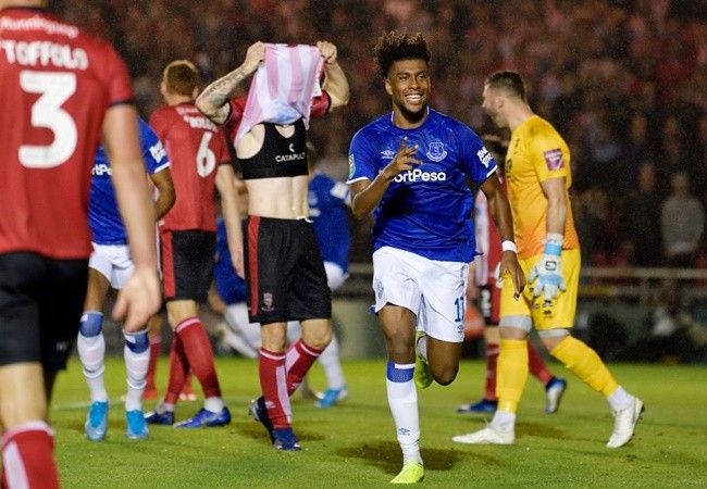 Ảnh: Iwobi ghi bàn cho Everton và chỉ lên Logo. Fan phản ứng - Bóng Đá