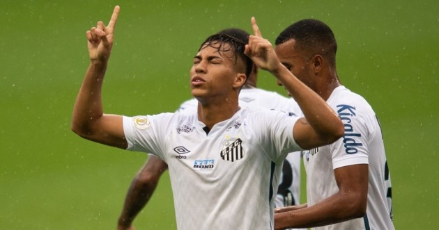 Chelsea, Arsenal join big hitters in chase for impressive Santos striker - Bóng Đá
