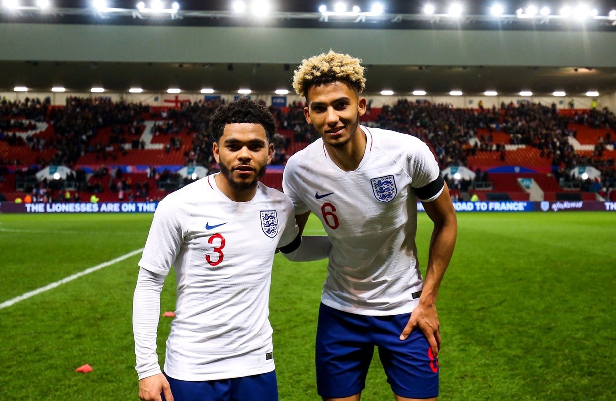 Bristol City Complete Permanent Signing of Chelsea's Jay Dasilva on 4-Year Deal - Bóng Đá