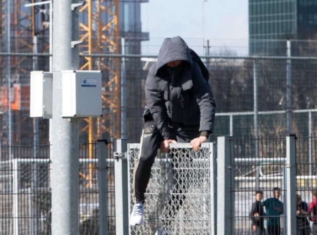 CHOÁNG! Bị nhốt trong sân tập, sao Barca phải trèo rào ra ngoài - Bóng Đá