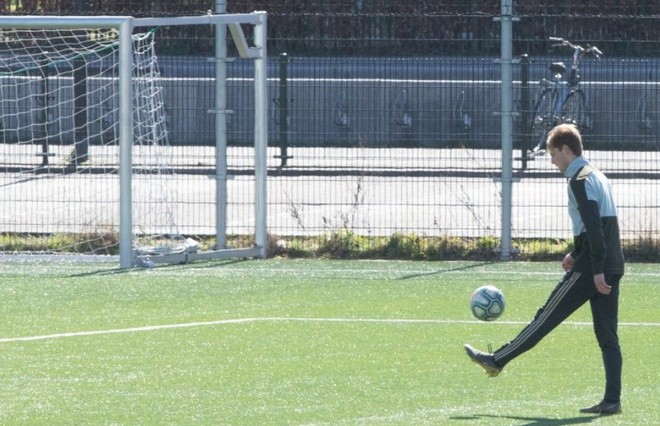 CHOÁNG! Bị nhốt trong sân tập, sao Barca phải trèo rào ra ngoài - Bóng Đá