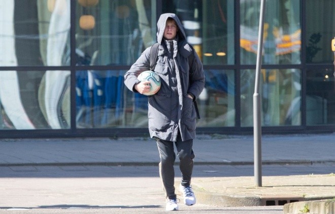 CHOÁNG! Bị nhốt trong sân tập, sao Barca phải trèo rào ra ngoài - Bóng Đá