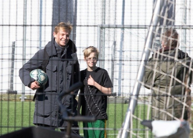 CHOÁNG! Bị nhốt trong sân tập, sao Barca phải trèo rào ra ngoài - Bóng Đá