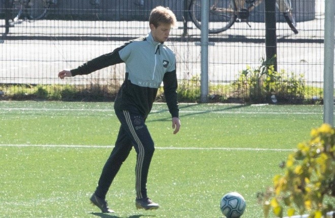 CHOÁNG! Bị nhốt trong sân tập, sao Barca phải trèo rào ra ngoài - Bóng Đá