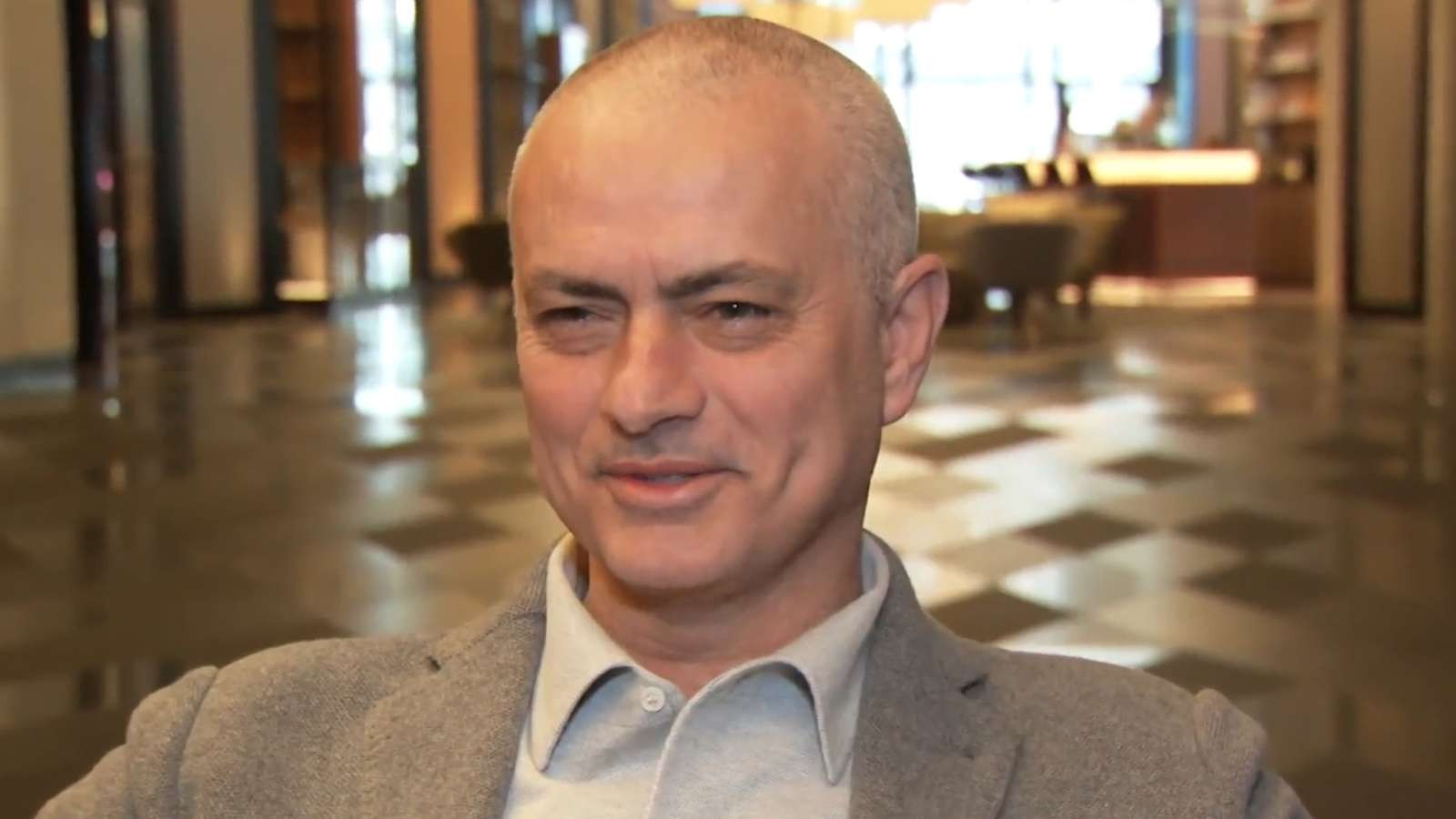 After causing a stir on social media with his bold haircut, Tottenham Hotspur manager Jose Mourinho has revealed all.  - Bóng Đá