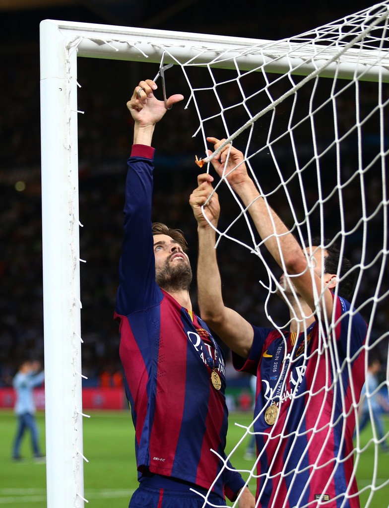 Pique cut the net - Bóng Đá