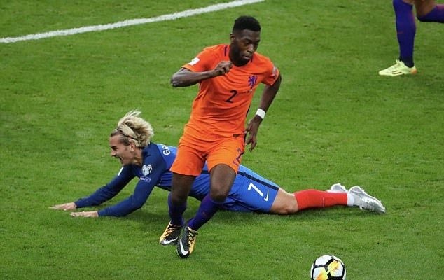 Fosu Mensah gặp CĐV - Bóng Đá