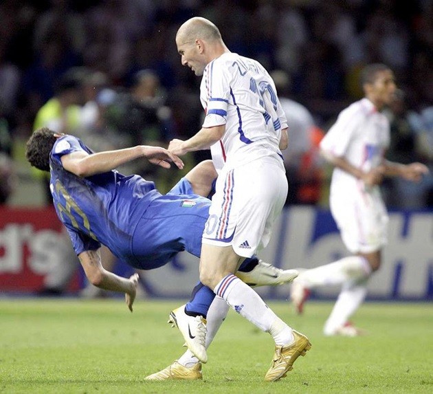 Cú húc đầu của Zidane và 9 khoảnh khắc khó quên tại World Cup - Bóng Đá