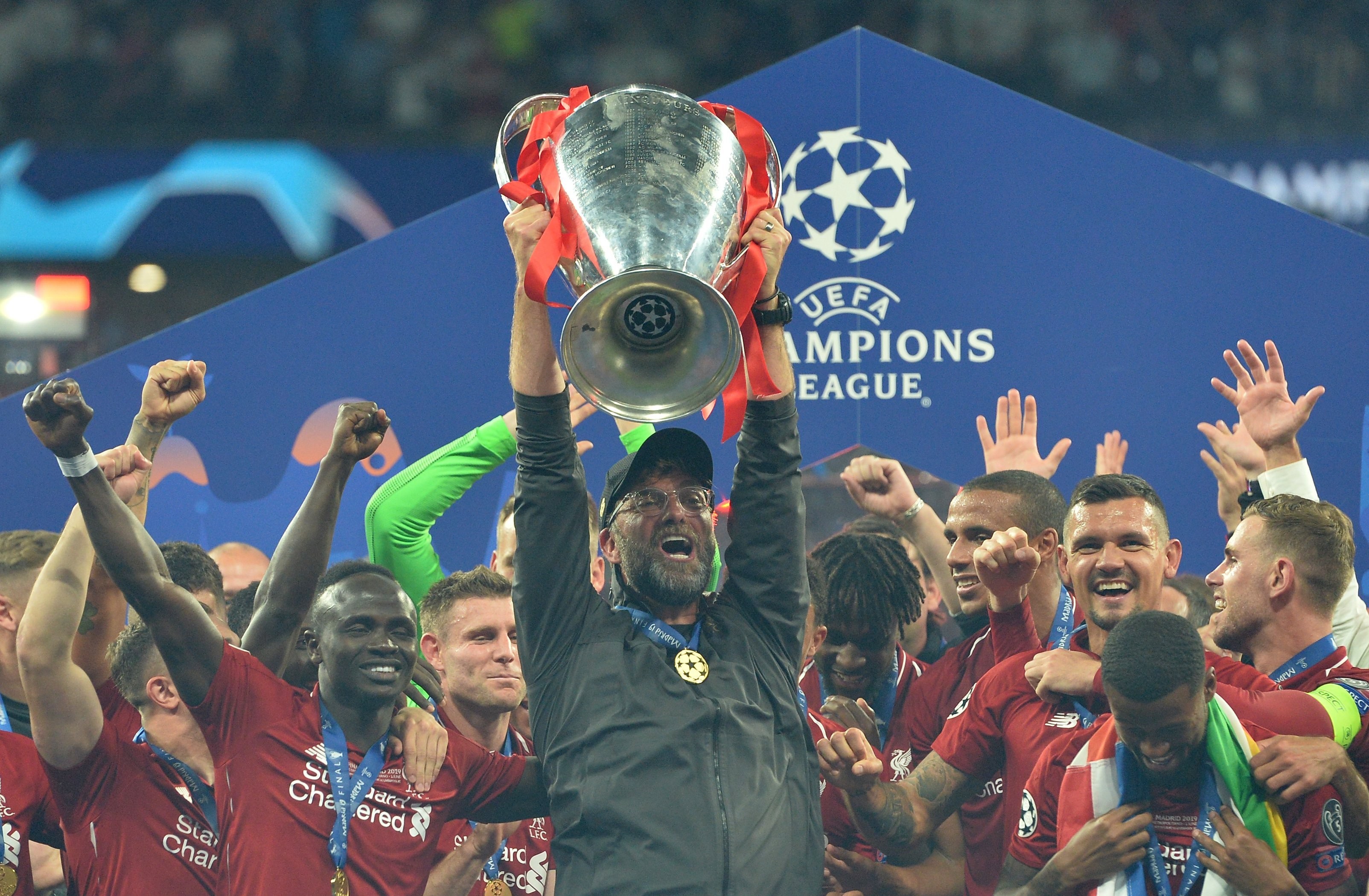 'Give Solskjaer time to copy Klopp', urges Neville - Bóng Đá